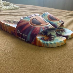 Woman’s Champion sliders size 9